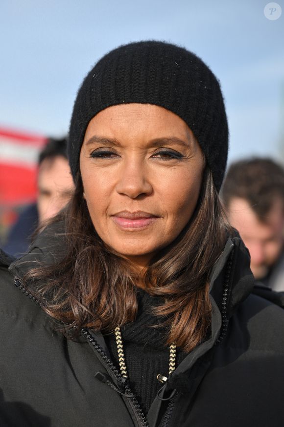 Comme elle l'avait annoncé la semaine dernière, l'animatrice de l'émission "L'amour est dans le pré", Karine Le Marchand, a amené près de 200 croissants aux agriculteurs sur un barrage sur l'autoroute A4 aux portes de Paris, pour leur affirmer son soutien. Le 29 janvier 2024
© Pierre Perusseau - Jeremy Melloul / Bestimage