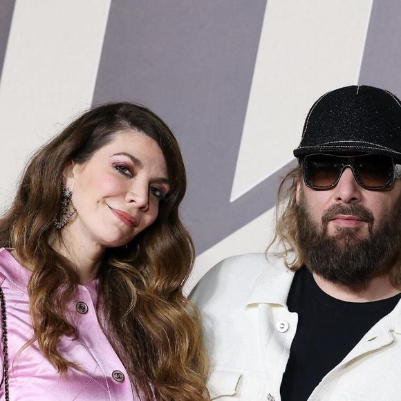 Le duplex a été décoré en fonction des goûts du couple.

Amandine de la Richardière et Sébastien Tellier - Photocall de l'avant-première du film "Les Trois Mousquetaires : D'Artagnan" aux Invalides à Paris le 21 mars 2023.
© Jacovides / Moreau / Guirec / Bestimage