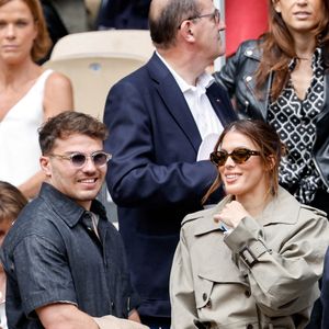 Antoine Dupont et Iris Mittenaere en tribunes lors de la finale messieurs des Internationaux de France de Tennis de Roland Garros 2025, le 8 juin 2025. 

Photo : Cyril Moreau / Bestimage