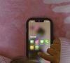 Pourtant, donner un téléphone trop tôt peut aussi l'exposer aux réseaux sociaux, à des contenus inadaptés et à de nombreuses distractions.

© Unsplash / Sanket Mishra