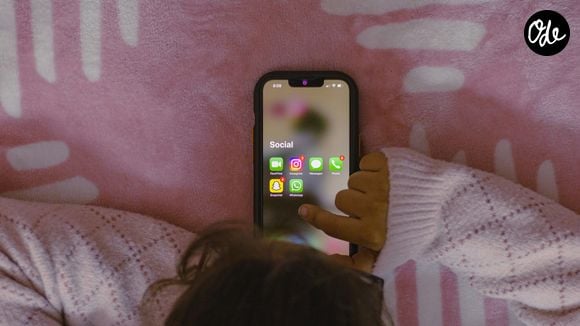 Pourtant, donner un téléphone trop tôt peut aussi l'exposer aux réseaux sociaux, à des contenus inadaptés et à de nombreuses distractions.

© Unsplash / Sanket Mishra
