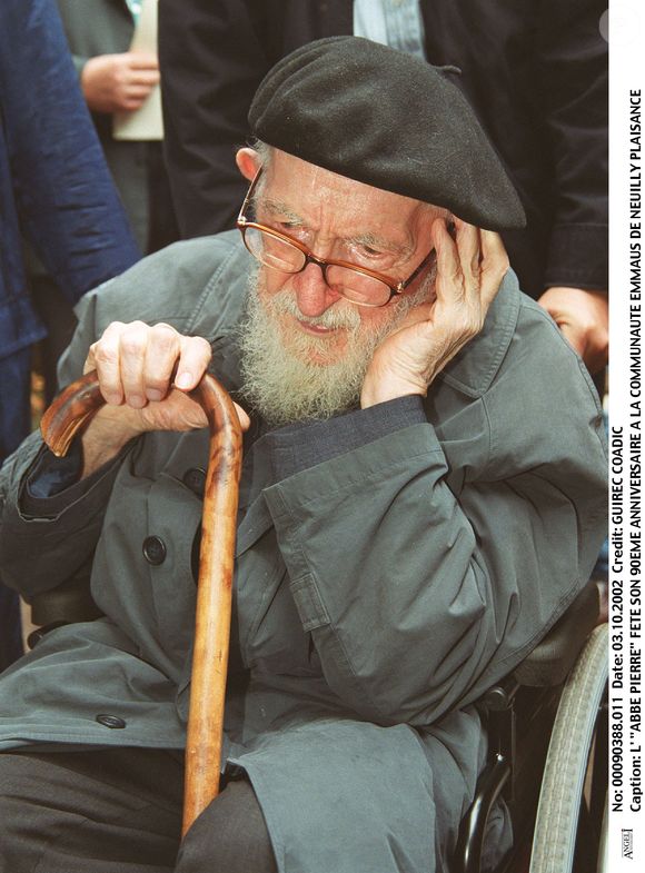 L'Abbé Pierre célèbre ses 90 ans à la communauté Emmaüs de Neuilly-Plaisance le 3 octobre 2002 ©COADIC GUIREC / BESTIMAGE