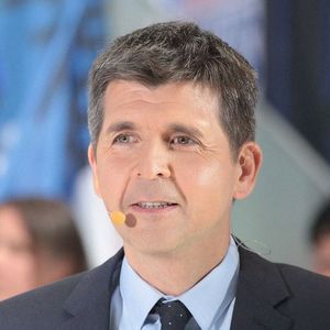 Sur Instagram, le journaliste de 52 ans a tenu à rassurer — à sa manière — en partageant une photo de sa jambe plâtrée

Les porte-drapeaux pour les Jeux Olympiques et Paralympiques de Paris 2024 au Journal télévisé de France 2 en présence de Thomas Sotto à Paris, France, le 12 juillet 2024. © Jonathan Rebboah /Panoramic/Bestimage