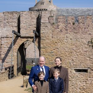 Le prince Albert II de Monaco, La princesse Charlène de Monaco, La princesse Gabriella de Monaco, comtesse de Carladès, Le prince Jacques de Monaco, marquis des Baux lors d'une visite au Fort la Latte, Château de La Roche Goyon à Plévenon le 9 avril 2025. Le donjon fut érigé vers 1350 par Etienne III de Goyon, seigneur de Matignon © Olivier Huitel / Pool / Bestimage