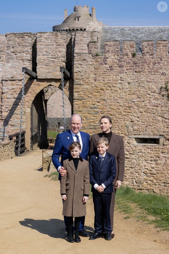 Le prince Albert II de Monaco, La princesse Charlène de Monaco, La princesse Gabriella de Monaco, comtesse de Carladès, Le prince Jacques de Monaco, marquis des Baux lors d'une visite au Fort la Latte, Château de La Roche Goyon à Plévenon le 9 avril 2025. Le donjon fut érigé vers 1350 par Etienne III de Goyon, seigneur de Matignon © Olivier Huitel / Pool / Bestimage