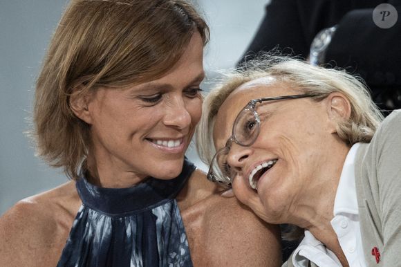 Muriel Robin et sa femme Anne Le Nen dans les tribunes lors des Internationaux de France de Tennis de Roland Garros 2025, à Paris, France, le 4 juin 2025. © Jacovides-Moreau/Bestimage