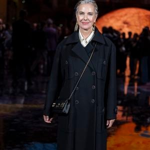 Le rideau s’est ensuite fermé et un médecin est intervenu.

Carole Bouquet – Photo Call  du Défilé de mode Chanel Collection Printemps-Été 2026 dans le cadre de la Fashion Week de Paris, France, le 6 octobre 2025.
 
© Olivier Borde / Bestimage