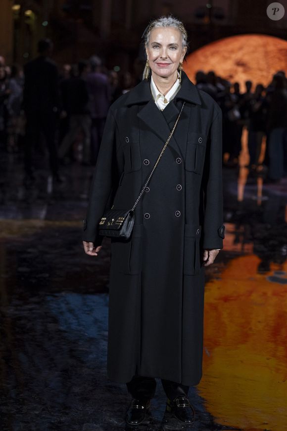 Le rideau s’est ensuite fermé et un médecin est intervenu.

Carole Bouquet – Photo Call  du Défilé de mode Chanel Collection Printemps-Été 2026 dans le cadre de la Fashion Week de Paris, France, le 6 octobre 2025.
 
© Olivier Borde / Bestimage