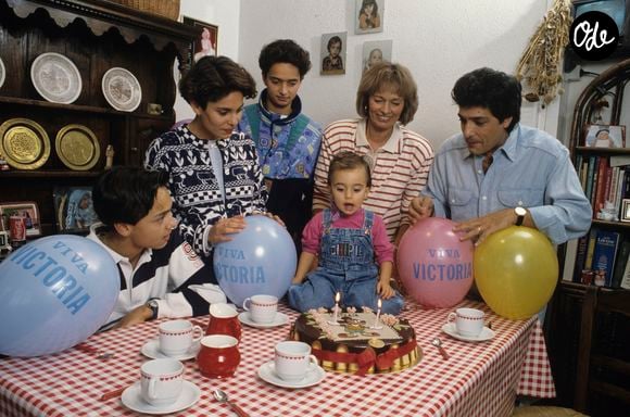Archives - En Belgique, chez lui près de Liège, rendez-vous avec Frédéric FRANÇOIS, sa femme Monique et leurs enfants, Vincent, Gloria, âgée de vingt ans (20 ans) et Anthony, quatorze ans (14 ans), réunis pour le deuxième anniversaire de Victoria. Février 1992
© Jean Lenoir via Bestimage