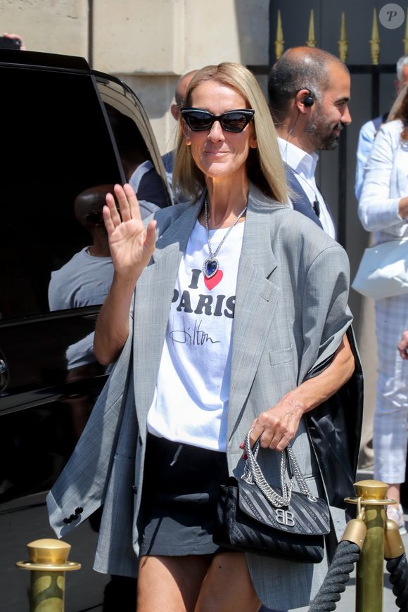 Ce 15 avril 2026, la neurologue de Céline Dion s'est exprimée sur France Inter, confiant que la chanteuse était "excitée" et "prête" pour les évènements à venir.

Céline Dion à la sortie de l'hôtel de Crillon à Paris pendant la fashion week Haute-Couture automne-hiver 2019/2020 le 3 juillet 2019.

©BestImage