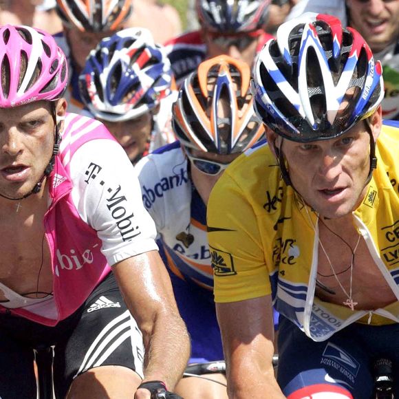 Véritable légende sportive, ce grand vainqueur du Tour de France en 1997 a été victime d’un accident de la route !

Photo d'archives : Lance Armstrong, coureur de l'U.S. Postal Service des États-Unis, premier sextuple vainqueur du Tour de France cycliste classique, et le cycliste allemand Jan Ullrich. Photo by Laurent Zabulon/ABACA