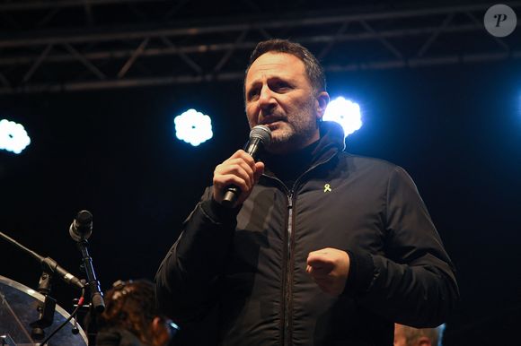 Arthur (Jacques Essebag) - Un grand rassemblement appelant à la libération des otages israéliens est organisé place du Trocadéro à Paris, France, le 18 janvier 2025. Le cabinet israélien s'est réuni pour voter sur un cessez-le-feu à Gaza et un accord de libération des otages qui devrait entrer en vigueur ce week-end, a déclaré le bureau du Premier ministre israélien. © Lionel Urman/Bestimage