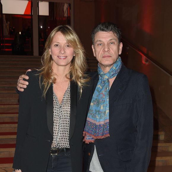 Sarah Lavoine s’invite dans "Emily in Paris" ! L’ex-femme de Marc Lavoine apparaît bel et bien dans la série à succès diffusée sur Netflix, non pas à l’écran, mais à travers les objets de décoration signés de son entreprise.

Marc Lavoine et sa femme Sarah - Soirée bicentenaire des Caisses d'Epargne au Palais de Chaillot à Paris, France. © Coadic Guirec/Bestimage