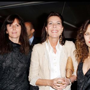 Virginie Viard, la princesse Caroline de Monaco et Vanessa Paradis – Défilé de mode « Croisière Chanel » à l’Hôtel Eden Roc, Cap d’Antibes.