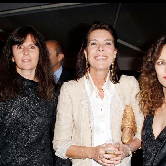 Virginie Viard, la princesse Caroline de Monaco et Vanessa Paradis – Défilé de mode « Croisière Chanel » à l’Hôtel Eden Roc, Cap d’Antibes.