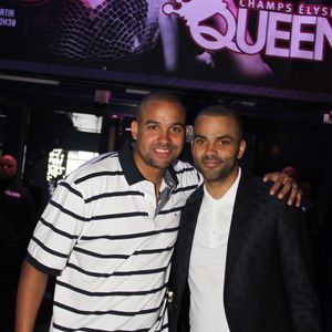 Pierre, le benjamin de la fratrie, né à Dieppe il y a 40 ans, célébrait également son anniversaire lors de cette journée chargée en émotion.
Exclusif - Tony Parker et son frère Pierre - Soirée au club "Le Queen" à Paris. Le 16 mai 2015 © BALDINI / BESTIMAGE