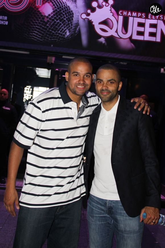 Pierre, le benjamin de la fratrie, né à Dieppe il y a 40 ans, célébrait également son anniversaire lors de cette journée chargée en émotion.

Exclusif - Tony Parker et son frère Pierre - Soirée au club "Le Queen" à Paris. Le 16 mai 2015 © BALDINI / BESTIMAGE