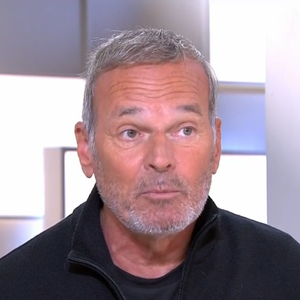 Laurent Baffie présente ses excuses à Thierry Ardisson dans "C à vous", le 6 mai 2025, sur France 5, Laurent Ruquier s'en mêle