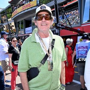 Il avait notamment raconté une anecdote amusante concernant l'un de ses fils qui l'avait appelé par un surnom qu'il n'avait pas vraiment apprécié.
Jean-Luc Reichmann dans les paddocks du Formula 1 Louis Vuitton Grand Prix de Monaco 2026, à Monte Carlo, Monaco, le 6 juin 2026. © Bruno Bebert/Bestimage