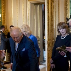 Le roi Charles III d'Angleterre, Elke Budenbender, Camilla Parker Bowles, reine consort d'Angleterre, Frank-Walter Steinmeier, le président allemand - Le roi Charles III et la reine Camilla, ainsi que le président allemand Frank-Walter Steinmeier et son épouse Elke Budenbender, admirent des pièces de la collection royale dans le salon vert du château de Windsor (Berkshire), au premier jour de la visite d'État au Royaume-Uni du président de la République fédérale d'Allemagne. Date de la photo : mercredi 3 décembre 2025.
© PA Photo/ Bestimage