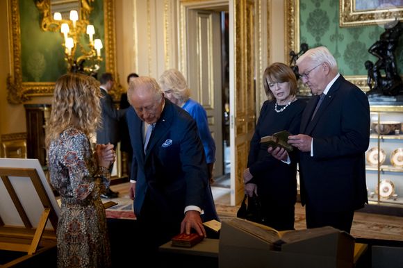 Le roi Charles III d'Angleterre, Elke Budenbender, Camilla Parker Bowles, reine consort d'Angleterre, Frank-Walter Steinmeier, le président allemand - Le roi Charles III et la reine Camilla, ainsi que le président allemand Frank-Walter Steinmeier et son épouse Elke Budenbender, admirent des pièces de la collection royale dans le salon vert du château de Windsor (Berkshire), au premier jour de la visite d'État au Royaume-Uni du président de la République fédérale d'Allemagne. Date de la photo : mercredi 3 décembre 2025.  

© PA Photo/ Bestimage
