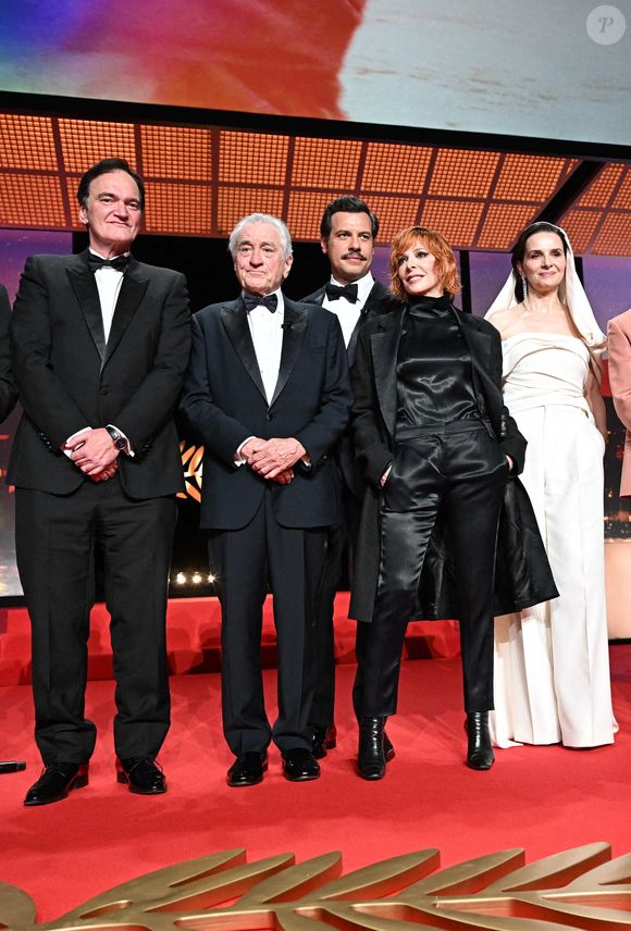 (G-R) Quentin Tarantino, Robert De Niro, Laurent Lafitte, Mylene Farmer et Juliette Binoche, présidente du jury, sont sur scène lors de la cérémonie d'ouverture du 78ème Festival de Cannes au Palais de Festival le 13 mai 2025 à Cannes, France. Photo par David Niviere/ABACAPRESS.COM