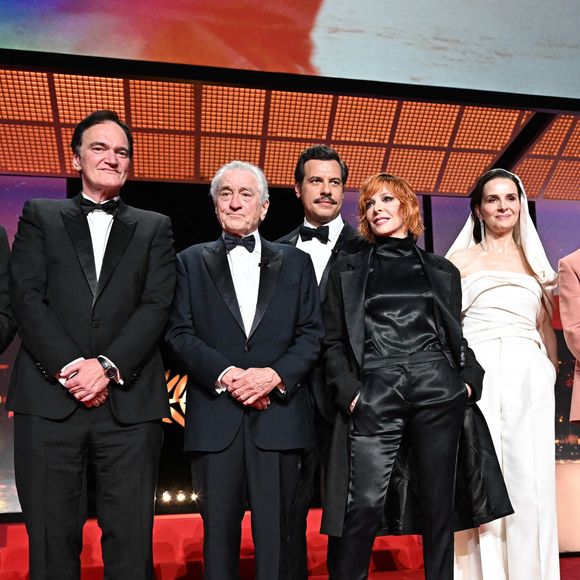 (G-R) Quentin Tarantino, Robert De Niro, Laurent Lafitte, Mylene Farmer et Juliette Binoche, présidente du jury, sont sur scène lors de la cérémonie d'ouverture du 78ème Festival de Cannes au Palais de Festival le 13 mai 2025 à Cannes, France. Photo par David Niviere/ABACAPRESS.COM
