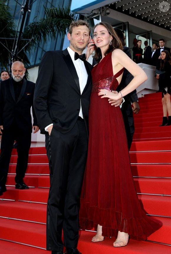 Amaury Leveaux et sa compagne Ksenia Tkachenko - Montée des marches du film « Heojil Kyolshim (Decision To Leave) » lors du 75ème Festival International du Film de Cannes. Le 23 mai 2022
© Dominique Jacovides / Bestimage