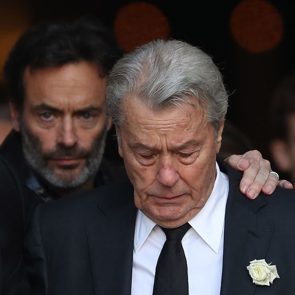 En effet lorsqu'il était jeune, Alain Delon a travaillé chez un commerçant boucher-charcutier à Bourg-la-Reine dans les Hauts-de-Seine avec son beau-père Paul Boulogne et avait même passé un certificat d'aptitude professionnelle de charcuterie. 

Alain Delon et son fils Anthony Delon - Sorties des obsèques de Mireille Darc en l’Église Saint-Sulpice à Paris. Le 1er septembre 2017. AGENCE / BESTIMAGE