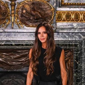 Après 18 ans de développement, la maison Victoria Beckham vient de franchir un cap majeur en devenant enfin rentable. 

La créatrice Victoria Beckham - Défilé Victoria Beckham mode femme automne / hiver 2024-2025 lors de la Fashion Week de Paris (PFW), à l'hôtel Salomon de Rothschild, à Paris, France. Agence / Bestimage