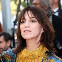 Charlotte Gainsbourg en jupe courte et tenue Saint Laurent à Cannes, elle charme le festival tout en couleurs