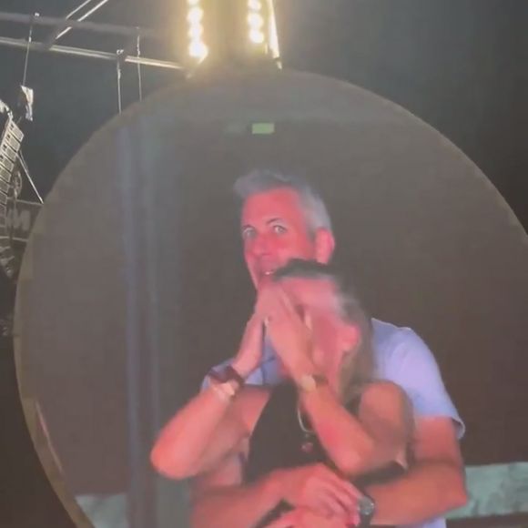 Au-delà des conséquences professionnelles, Kristin Cabot raconte avoir subi un harcèlement massif, allant des insultes aux menaces de mort, avec un impact profond sur ses enfants. 

Info - Andy Byron, l'ancien PDG d'Astronomer, attaque en justice le groupe Coldplay - Lors d'un concert de Coldplay au Gillette Stadium de Boston, une séquence qui devait être amusante est vite devenue très gênante. Comme souvent dans les stades américains, une "Kiss Cam" - une caméra qui filme un couple dans la foule pour les inviter à s'embrasser s'est arrêtée sur deux spectateurs proches et visiblement complices. Le chanteur Chris Martin a commenté la scène sur le ton de l'humour : "Oh regardez ces deux-là... Comment ça va ? Hein ? Soit ils ont une liaison, soit ils sont juste très timides", a-t-il lancé en riant. Une blague qui allait se révéler étrangement juste...
X via Bestimage
Coldplay a accidentellement révélé une prétendue liaison entre Andy Byron, PDG d'Astronomer (une grosse entreprise américaine) et sa collègue Kristin Cabot à leur concert avec la Love Cam. Problème : les deux seraient mariés.. mais pas ensemble !
Les deux personnes filmées étaient Andy Byron, PDG de la société Astronomer, et Kristin Cabot, cadre de la même entreprise. Problème : Andy Byron est marié et père de famille. Pris au dépourvu par la caméra et les projecteurs, le duo a rapidement détourné les yeux, s'est couvert le visage, puis a quitté précipitamment la zone sous les rires du public.
Très vite, la vidéo a été diffusée sur TikTok, Instagram, X et d'autres plateformes. Le clip est devenu viral, provoquant un tollé en ligne.
Le scandale ne reste pas cantonné à la sphère privée. Astronomer, l'entreprise dirigée par Andy Byron, est valorisée à plus d'un milliard de dollars. Voir son PDG - et la responsable des ressources humaines - exposés dans une situation aussi délicate risque d'avoir de lourdes répercussions internes.