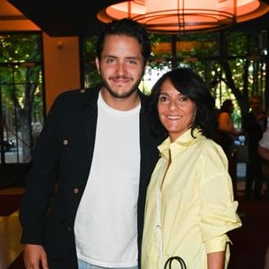 Exclusif - Florence Foresti et son nouveau compagnon l'humoriste Suisse, Alexandre Kominek - People à la 100ème du spectacle de Vincent Dedienne "Un soir de gala" aux théâtre Marigny à Paris le 27 juin 2022. © Coadic Guirec/Bestimage