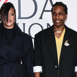 Rihanna a fait son premier tapis rouge depuis la naissance de son troisième enfant.
Rihanna et A$AP Rocky sur le tapis rouge des CFDA Fashion Awards 2025 qui se sont déroulés au Musée américain d'histoire naturelle à New York, Photo par Anthony Behar/SPUS/ABACAPRESS.COM