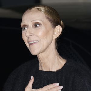 Céline Dion salue ses fans en arrivant à l'hôtel Royal Monceau à Paris après son concert à la Plénitude Arena à Paris La Défense le 14 octobre 2026. © Christophe Aubert / Bestimage