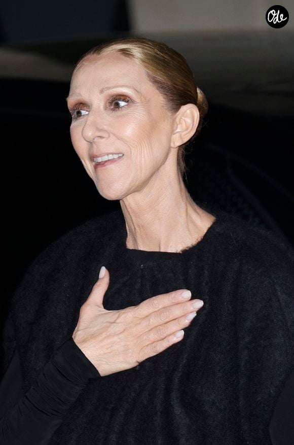 Céline Dion salue ses fans en arrivant à l'hôtel Royal Monceau à Paris après son concert à la Plénitude Arena à Paris La Défense le 14 octobre 2026. © Christophe Aubert / Bestimage