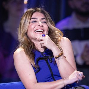 Exclusif - Julie Zenatti lors de l'enregistrement de l'émission "La Boîte à secrets", présentée par F.Bollaert et diffusée le 2 janvier 2026 sur France 3, dans les studios du Lendit à Saint-Denis, France, le 1er décembre 2025. © Cyril Moreau/Bestimage