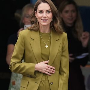 Direction Oxford pour rencontrer l'association Home-Start.

Catherine (Kate) Middleton, princesse de Galles, lors d'une visite à Home-Start à Oxford, le 9 octobre 2025. Home-Start UK se prépare à déployer une formation auprès de son réseau de 9 000 bénévoles sur la base de la série explicative du Centre for Early Childhood de la Royal Foundation.
PA Photo/ Bestimage