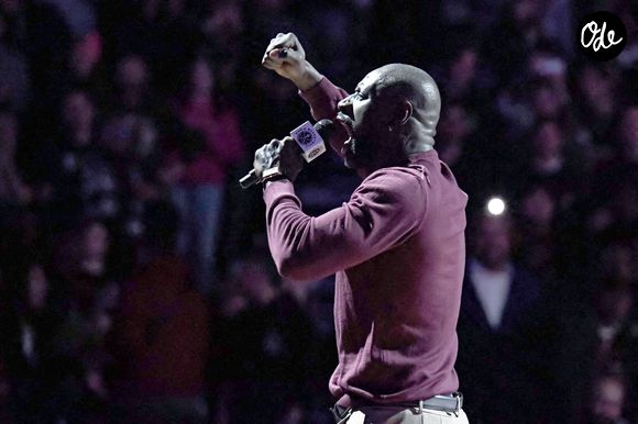 Omar Sy assiste au match du Paris Basketball, battu par le Žalgiris Kaunas, lors de la 15e journée de l'Euroligue à Paris, le 11 décembre 2025. 

© Baptiste Autissier / PsnewZ / Bestimage