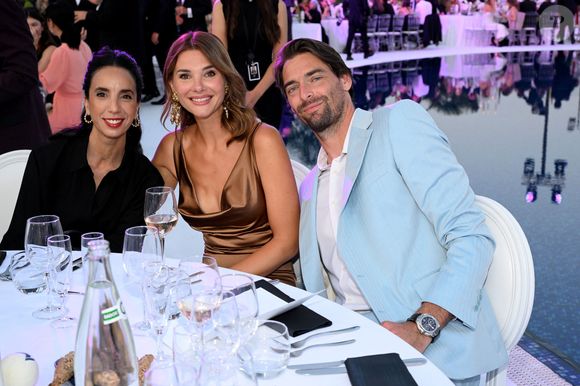 Sarah Caverivière, Alice Detollenaere et son compagnon Camille Lacourt - 11ème édition du Gala de charité de Patrick Mouratoglou à la Mouratoglou Academy & Resort à Biot le 21 juin 2025. Ce gala de prestige réunit chaque année les grandes figures du sport, du divertissement et de nombreux donateurs, mobilisés pour soutenir les jeunes talents du tennis mondial. © Bruno Bebert/Bestimage