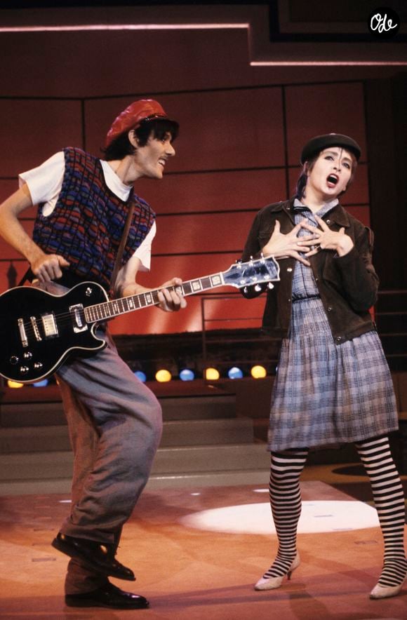 En France, à Paris, les deux membres du groupe les RITA MITSOUKO, Catherine RINGER et Fred CHICHIN chantant sur le plateau de C'EST ENCORE MIEUX L'APRÈS MIDI. © Bernard Leguay via Bestimage