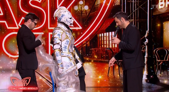 Qui se cache sous ce costume ?

Le Chevalier de Porcelaine dans "Mask Singer", capture d'écran TF1.