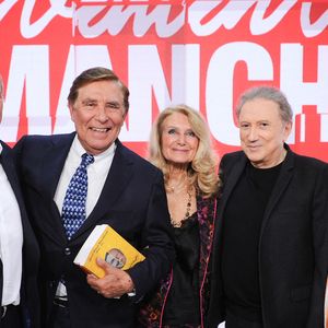 Exclusif - Robert Nazaretian, Jean-Pierre Foucault, sa compagne Evelyne Jarre, Michel Drucker et Francoise Chiozza lors de l'enregistrement de l'émission Vivement dimanche  au studio Rive Gauche, présentée par M.Drucker et diffusée sur France 3 le 11 mai 2025, à Paris, France, le 5 mai 2025. © Guillaume Gaffiot/Bestimage