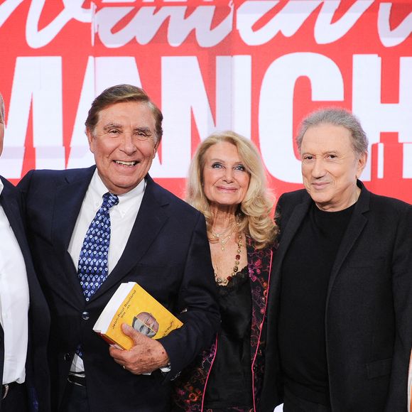Exclusif - Robert Nazaretian, Jean-Pierre Foucault, sa compagne Evelyne Jarre, Michel Drucker et Francoise Chiozza lors de l'enregistrement de l'émission Vivement dimanche  au studio Rive Gauche, présentée par M.Drucker et diffusée sur France 3 le 11 mai 2025, à Paris, France, le 5 mai 2025. © Guillaume Gaffiot/Bestimage