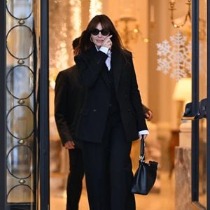 Monica Bellucci à la sortie de son hôtel lors de la Fashion Week de Milan (MLFW), le 25 février 2026.
© Yehiel Chekroune/Bestimage