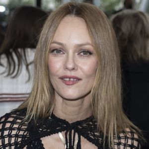 Pour Vanessa Paradis, quelques minutes suffisent à relancer sa réflexion et son énergie, faisant de cette pratique un véritable refuge au quotidien.

Vanessa Paradis - Défilé de mode "Chanel" en hommage aux métiers d'art au 19M à Aubervilliers. Le 7 décembre 2021. © Olivier Borde / Bestimage