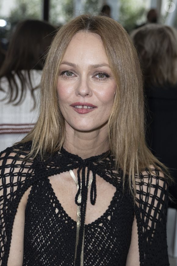 Pour Vanessa Paradis, quelques minutes suffisent à relancer sa réflexion et son énergie, faisant de cette pratique un véritable refuge au quotidien.

Vanessa Paradis - Défilé de mode "Chanel" en hommage aux métiers d'art au 19M à Aubervilliers. Le 7 décembre 2021. © Olivier Borde / Bestimage