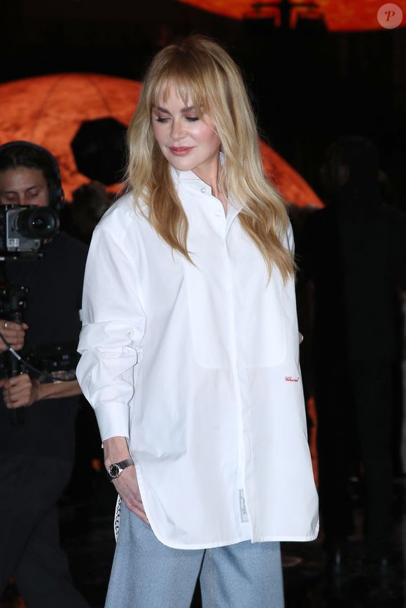 Nicole Kidman est en effet apparue métamorphosée, vêtue d'un pantalon couleur jean et d'une longue chemise blanche. Rayonnante, l'actrice arborait aussi une frange très tendance.

Nicole Kidman - Célébrités au Défilé Chanel, Collections Prêt-à-porter Printemps / Eté 2026, dans le cadre de la Fashion Week de Paris. Au Grand Palais à Paris, France, le 06 Octobre 2025. © Bertrand Rindoff / Bestimage