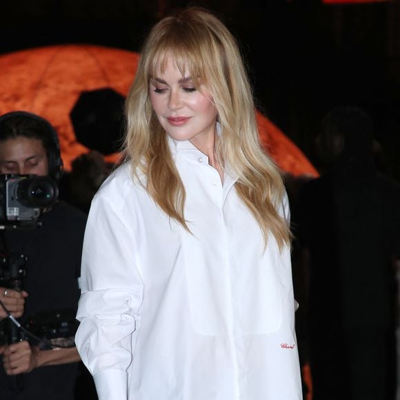 Nicole Kidman est en effet apparue métamorphosée, vêtue d'un pantalon couleur jean et d'une longue chemise blanche. Rayonnante, l'actrice arborait aussi une frange très tendance.

Nicole Kidman - Célébrités au Défilé Chanel, Collections Prêt-à-porter Printemps / Eté 2026, dans le cadre de la Fashion Week de Paris. Au Grand Palais à Paris, France, le 06 Octobre 2025. © Bertrand Rindoff / Bestimage