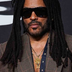 À 62 ans, le rockeur emblématique Lenny Kravitz impressionne par sa forme physique et ses abdos sculptés.
Lenny Kravitz au MTV Video Music Awards à New-York.
© Bestimage